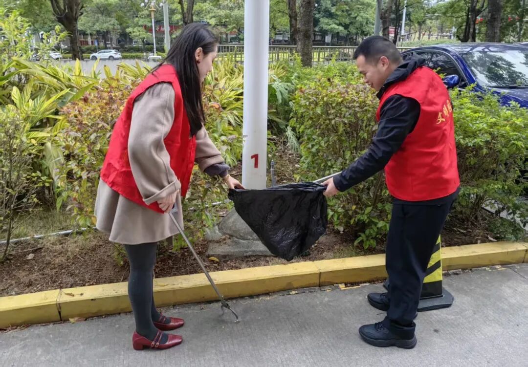 彎腰一秒，讓園區顏值“滿格”！